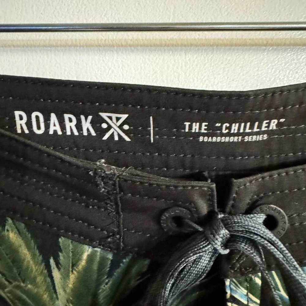 ROARK MEN'S CHILLER JARDIN OASIS 17”Boardshorts Size 28 Swimwear Resortwear